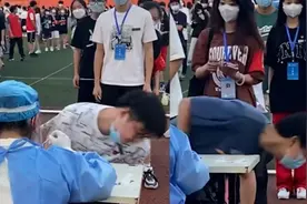 “人传人”现象！高校男生排队做核酸模仿潘周聃，随后一幕惹爆笑视频封面