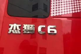 红岩杰狮国六510牵引车，走进驾驶室看一看，感觉内饰不错！视频封面