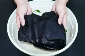 新买回来的黑裤子总是容易掉色，用它泡10分钟，以后再也不掉色视频封面