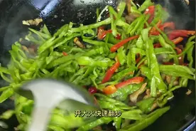 为什么饭店的青椒肉丝面那么好吃，原来有窍门，看看大厨怎样做的视频封面