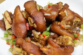 猪蹄不要炖汤了，教你做椒盐猪蹄，咸鲜酥脆，当夜宵啃太过瘾了