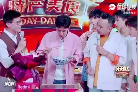 节目组为王一博准备了大蒜生日宴 ，祝酷盖一博打得一手如意算盘