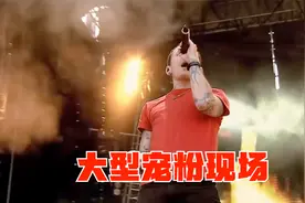 终于找到《海绵宝宝》现场版，硬核摇滚主唱化身船长，观众全嗨了