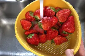 洗草莓别再用清水，分享正确清洗方法，脏东西自己掉下来视频封面