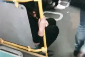 奇葩！大妈乘公交突然脱裤坐垃圾桶上，乘客纷纷掩鼻视频封面