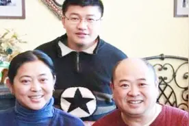 60倪萍儿子虎子近照曝光：眼睛已经痊愈，今17岁帅气逼人长相绅士视频封面