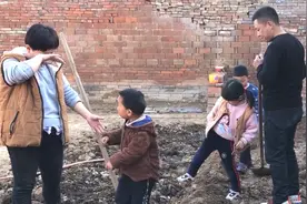 农村夫妻整理菜园，掘地时老公说了啥？媳妇竟眼泪不止！视频封面