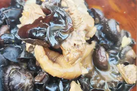 香菇和黑木耳炖老公鸡，精神不好的人要多吃，吃一次就上瘾