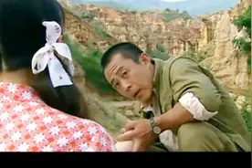 美女脚痛走不动路，男子上前脱她鞋袜，美女一脸警觉问干什么视频封面