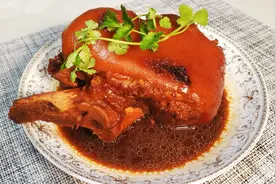猪肉终于降价了，做家常炖猪肘子，色泽红润，肥而不腻，太解馋了视频封面