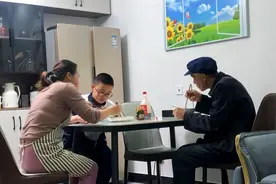 天宇妈妈的红烧排骨旗花面，家乡的面姥爷还是吃的习惯，三个人吃视频封面