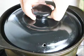 天冷我家最爱这一锅蘑菇炖肉煲，鲜香美味，天天吃都不腻，解馋！视频封面