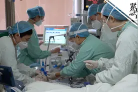 北京重症病房目击：肺纤维化老人血氧突降 十余医护上阵插管救回视频封面