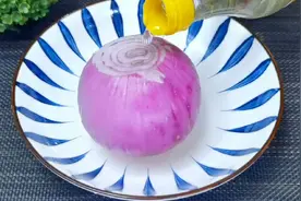 把白醋倒进洋葱里，没想到作用真厉害，坚持10天，大肚腩不见了视频封面