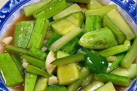 黄瓜拍着吃都吃腻了？这样炒黄瓜条，下饭妥妥的视频封面