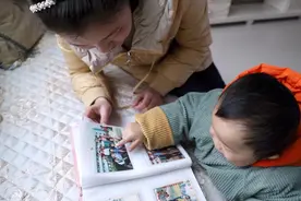 小家伙找爸爸真在行，老公上小学时的照片，宝宝一眼就认出来了视频封面