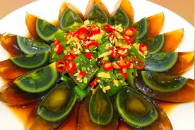 川妹子做了一道凉拌青椒皮蛋，酱汁特别提味儿，跟酒店大厨偷学的视频封面