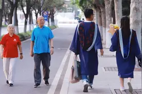 跨越时光的对话！毕业生情侣与老年夫妻擦肩 摄影师定格美好瞬间视频封面