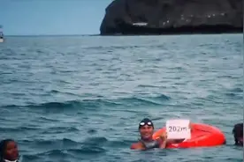 丹麦潜水“大神”水下一口气游202米 创自由潜水世界纪录视频封面