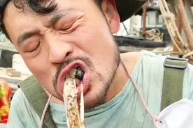 渔民大哥在船上吃八爪鱼，咬开爆头里面全是黄，网友：特别筋道视频封面