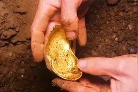纪录片：寻宝人洞中寻宝，竟然挖出“纯金大元宝”！#寻宝视频封面