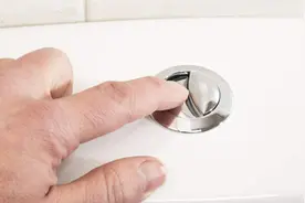 马桶上一大一小的按钮，很多人一直按错，难怪一年白交一大笔水费视频封面