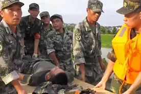 00后挺立！鄱阳抗洪火箭军小战士中暑晕倒，仅休1天，再战一线