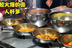 3个小伙深夜摆摊只卖一种面，刚出摊就排起了长队，轻松月入万元