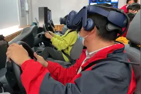 坐空调房里就能练科目二科目三？上海这所驾校用VR眼镜学车视频封面