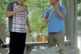两口水井距离很近，但水的味道却截然不同，一个很甘甜一个很苦涩视频封面