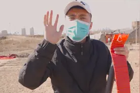 作死挑战：小伙放大招把100响的鞭炮埋进土里，点燃后会发生什么?