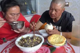 老爸吃西瓜逗孙女，开心说啥？真是隔辈亲！烩菜就馒头，真香视频封面