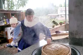 小妹儿家的腊肉香肠好诱人，切一块来炒冬笋，这口感让人回味无穷视频封面