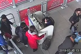 男子持伪造“铁路职工工作证”乘火车被查 民警：你老婆说你冒充视频封面