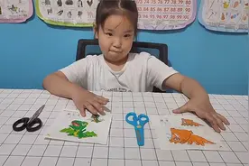 乐乐和妈妈比赛剪纸恐龙玩具！