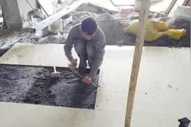 贴好的瓷砖能完整撬起来吗？大师傅演示给你看，泥工技术活