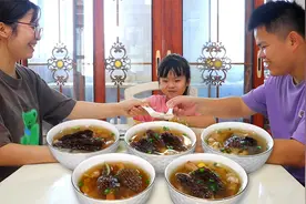 小学生的午餐，做紫菜炒饭搭配营养羊肚菌汤，大人小孩都爱喝！视频封面
