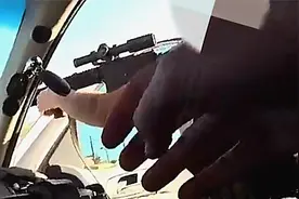实拍：美国黑人男子绑架亲生儿子 用枪对准孩子瞬间被警察击毙！视频封面