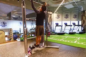 不去健身房怎么锻炼背部？1个徒手动作，帮你塑造强壮厚实背阔肌