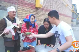 搞笑短剧：食堂打饭，要求20秒做AKM，没想小伙10秒做出还带皮肤视频封面