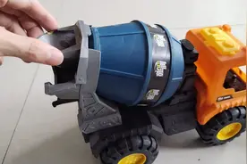 各种各样的混凝土搅拌车，挖掘机来帮忙装彩色混凝土，现场搅拌视频封面