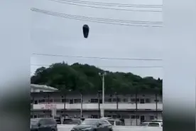 实拍日本上空现不明巨型黑色物体：超两层楼高 居民被吓坏视频封面