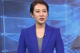 惊险！30米高楼顶上，广告牌被大风吹落！视频封面