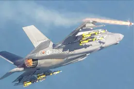 史上最倒霉飞行员！刚刚射出去的导弹成功击落自己驾驶的战机视频封面