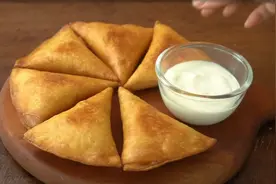 夏季美食：自制脆皮奶酪鸡肉玉米饼教程，看起来很好吃