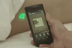 妻子背后有个二维码，男子偷偷拿出扫了一下，发现妻子不是普通人视频封面