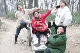 短剧生孩子第三集；村妹刚生完孩子，二货几个人就商量着咋吃酒席视频封面