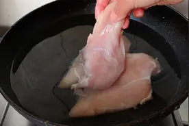 教你鸡胸肉最简单做法，清水一煮，鲜嫩营养又解馋，家人最爱吃视频封面