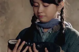 老师奖励班级第一名棉鞋，这孩子家穷冬天还船凉鞋，学生感动哭了