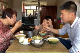 晋北农村家常饭，热乎乎的土炕，一家人围着桌子吃饭真幸福视频封面